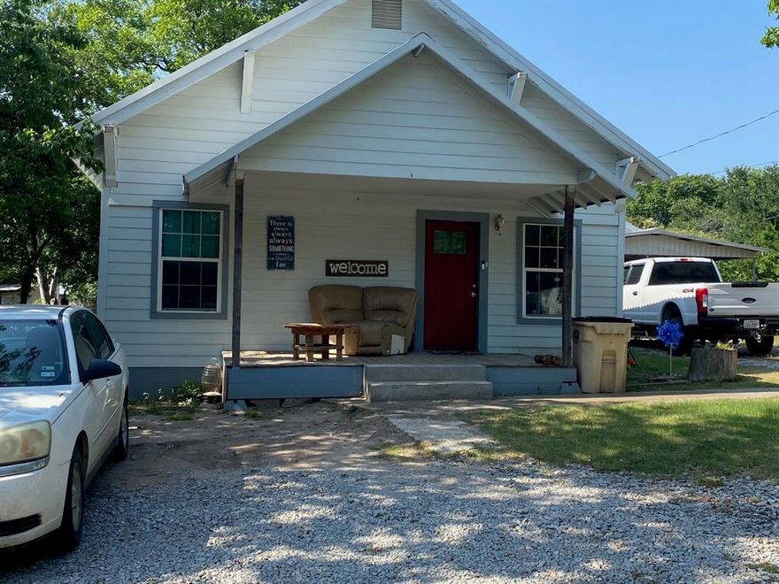 TWO FOR THE PRICE AS ONE!!! 
A UNQUE OPPORTUNITY TO ACQUIRE TWO HOMES AT A FANTASTIC PRICE!  THE FIRST HOME HAS THREE BEDROOMS TWO BATHS, CENTRAL HEAT AND AIR. WITH A CURRENT MONTHLY INCOME OF $975.  THE SECOND HOME IS A ONE BEDROOM, TWO BATH APARTMENT, A LOFT UPSTAIRS THAT COULD BE AN AWESOME GAME ROOM! APARTMENT CURRENTLY RENTING FOR $700 MONTHLY, CENTRAL HEAT AND AIR. THIS PRESENTS AN EXCELLENT CHANCE TO BUY ONE HOME LIVE IN IT WHILE RENTING THE OTHER TO HELP COVER A MORTGAGE. DRIVEWAY AND CARPORT IS SHARED.