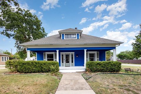 Property photo of 300 E University Avenue, Waxahachie, TX 75165