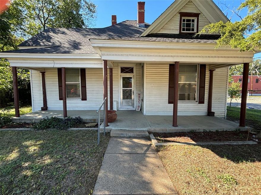 This charming and move in ready single family home is a very spacious 2 bedroom, 1 bathroom home. This property features exquisite wood trim and beautiful wood flooring throughout the home. This home has fresh paint throughout the interior, spacious bedrooms and a large fully fenced yard. This home also features updated ceiling fans and brand new blinds. This adorable home is move in ready and will not last long, call to setup a showing today!