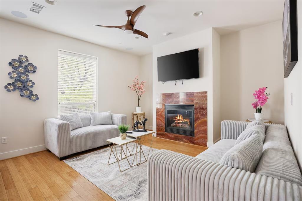 : J D CULLUMS OAK LAWN - Residential Lease