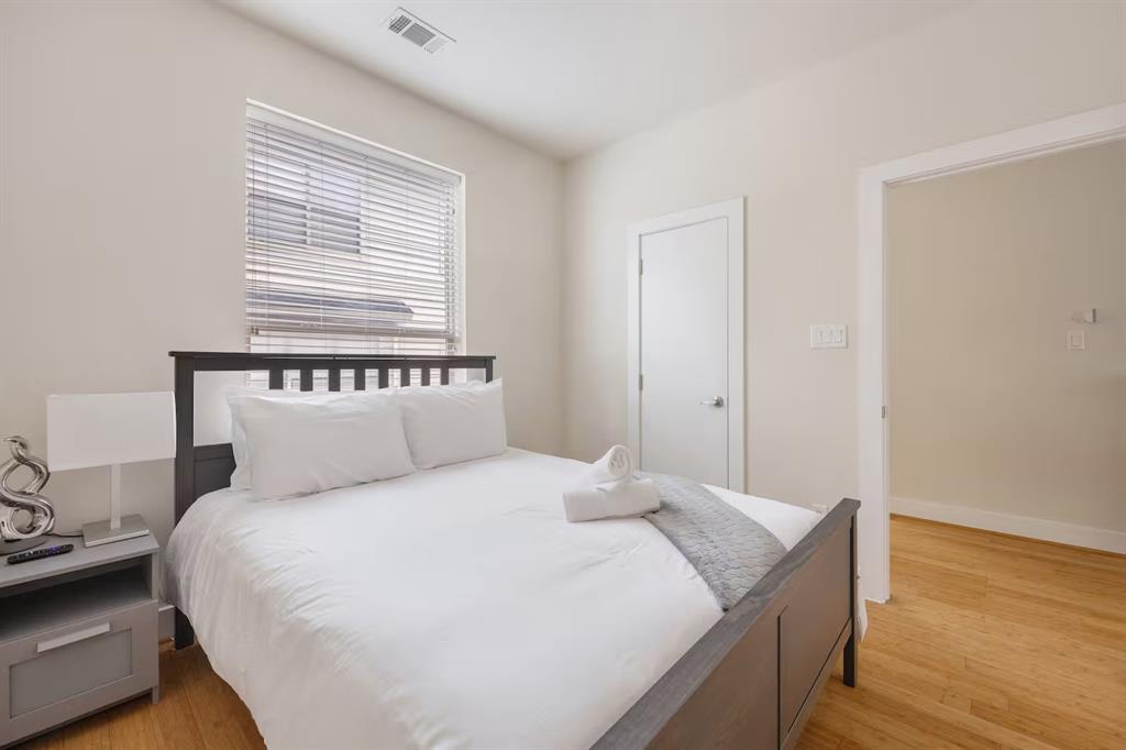 : J D CULLUMS OAK LAWN - Residential Lease