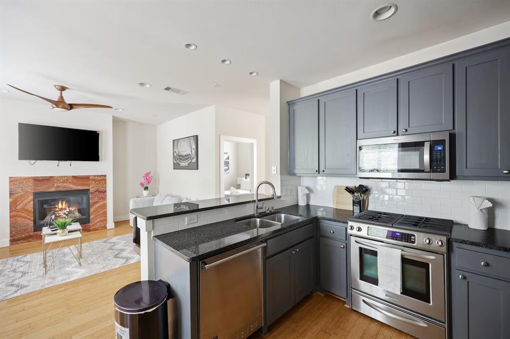 : J D CULLUMS OAK LAWN - Residential Lease