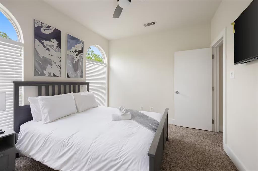 : J D CULLUMS OAK LAWN - Residential Lease