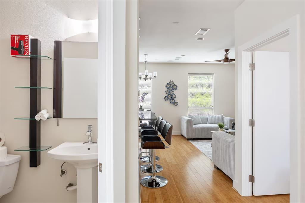 : J D CULLUMS OAK LAWN - Residential Lease