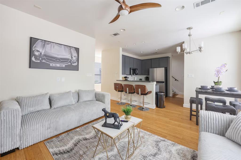 : J D CULLUMS OAK LAWN - Residential Lease