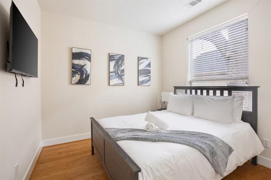 : J D CULLUMS OAK LAWN - Residential Lease