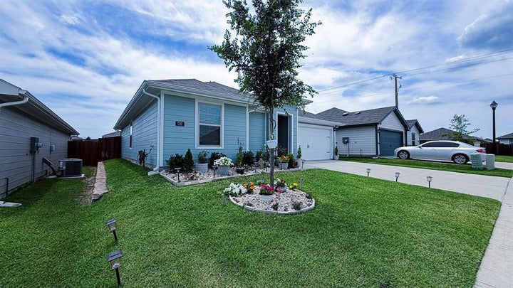 Photo 1 of 32 — 702 Sunlight Loop, Princeton, TX 75407