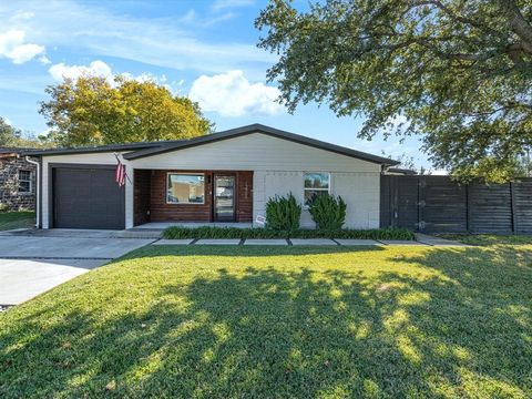 Property photo of 13906 Dennis Lane, Farmers Branch, TX 75234