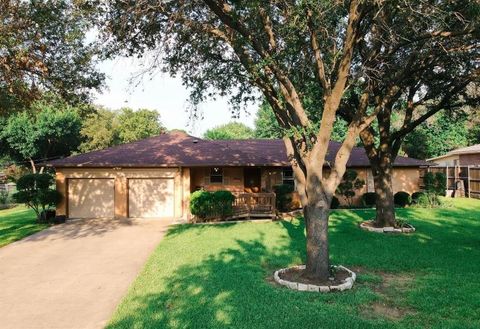 Photo of 518 Harn Drive, Lewisville, TX 75057 (MLS # 21212755)