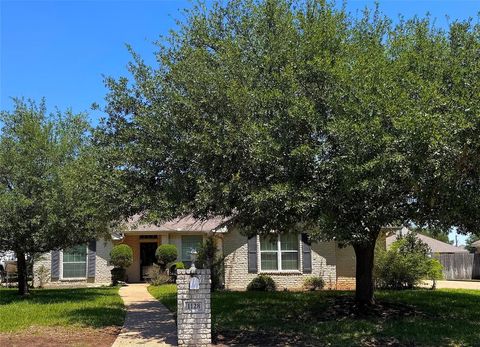 Photo of 1128 Heatherwood, Hewitt, TX 76643 (MLS # 21244839)