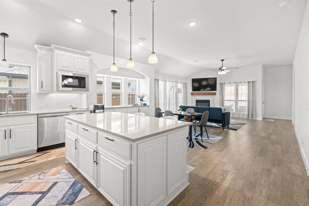 COUNTRY LAKES - Residential Lease