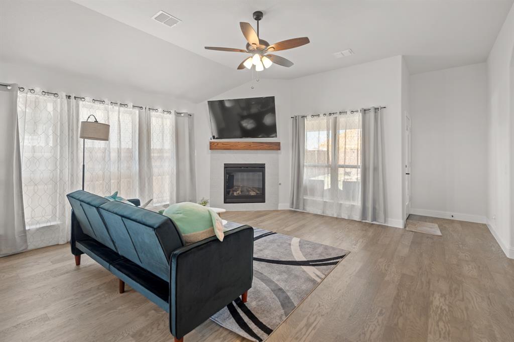 COUNTRY LAKES - Residential Lease