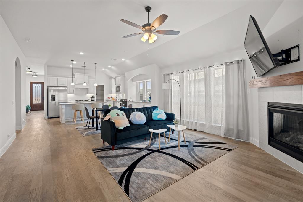 COUNTRY LAKES - Residential Lease