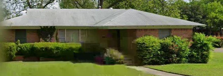 This 3-bedroom, 2 full bath brick home offers solid bones and great potential for the right buyer. Featuring a detached 2-car garage and a good-sized backyard, the property provides plenty of space both inside and out.
While the home does need repairs and updates, it's a fantastic opportunity for investors, renovators, or buyers looking to customize a home to their own style.