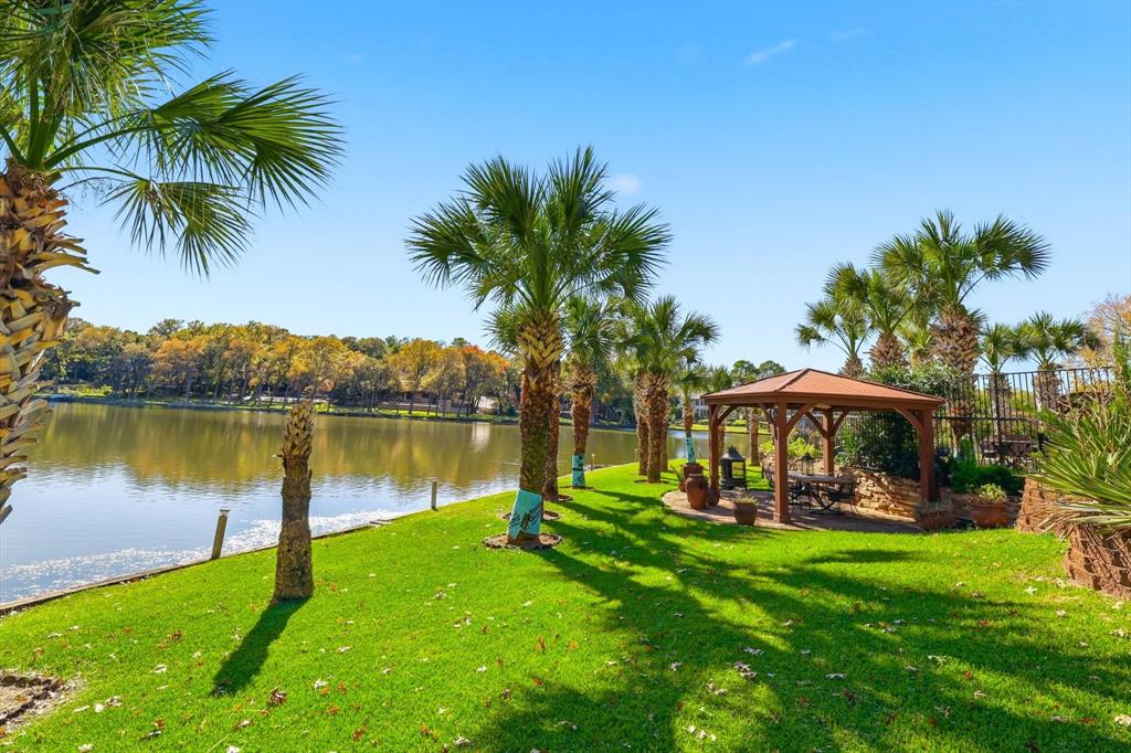 2910 Lakeshore Court