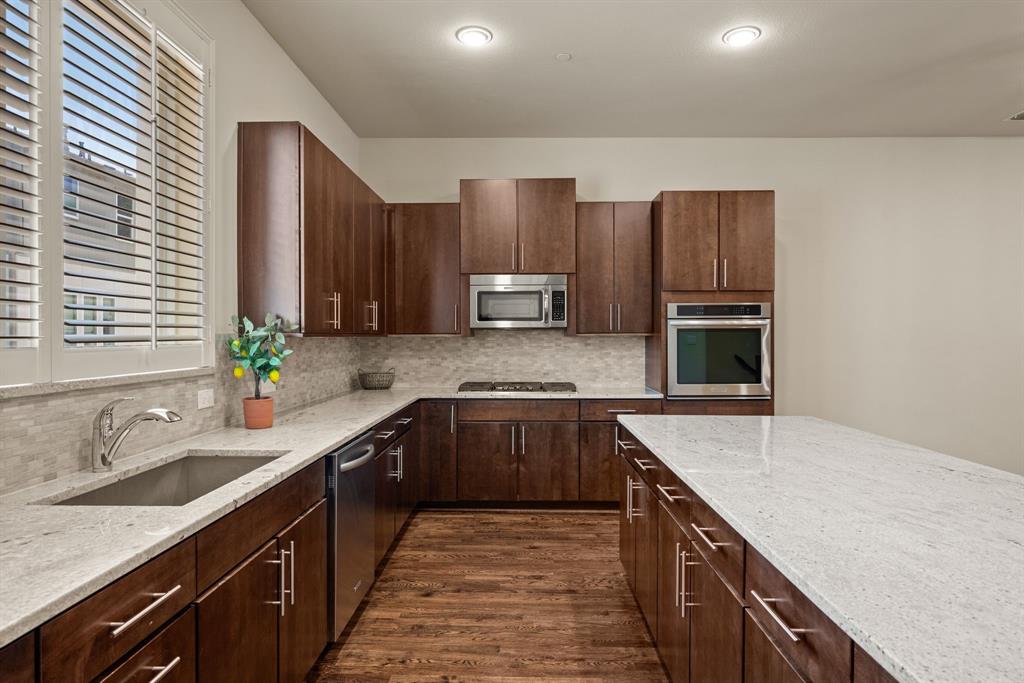 4211 Rawlins Street 733