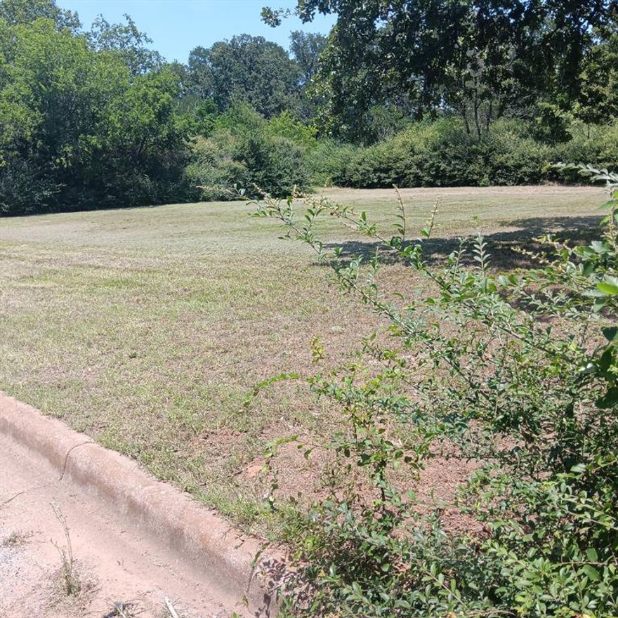 **MOTIVATED SELLER**  **BRING ALL OFFERS**  Vacant Residential interior lot in a established neighborhood.   Prime for small contractors and ready for building a new home!  The Seller does not have a Survey.  Drive by and take a look!!