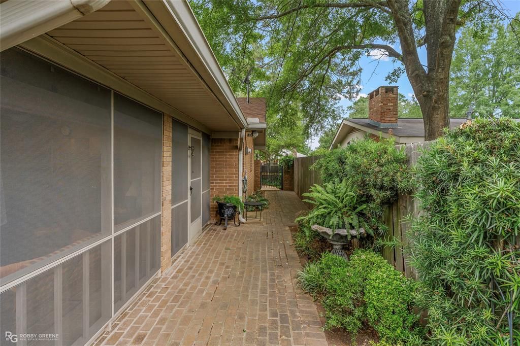 Photo of 6105 River Road Road, Shreveport, LA 71105 (MLS # 21251321)