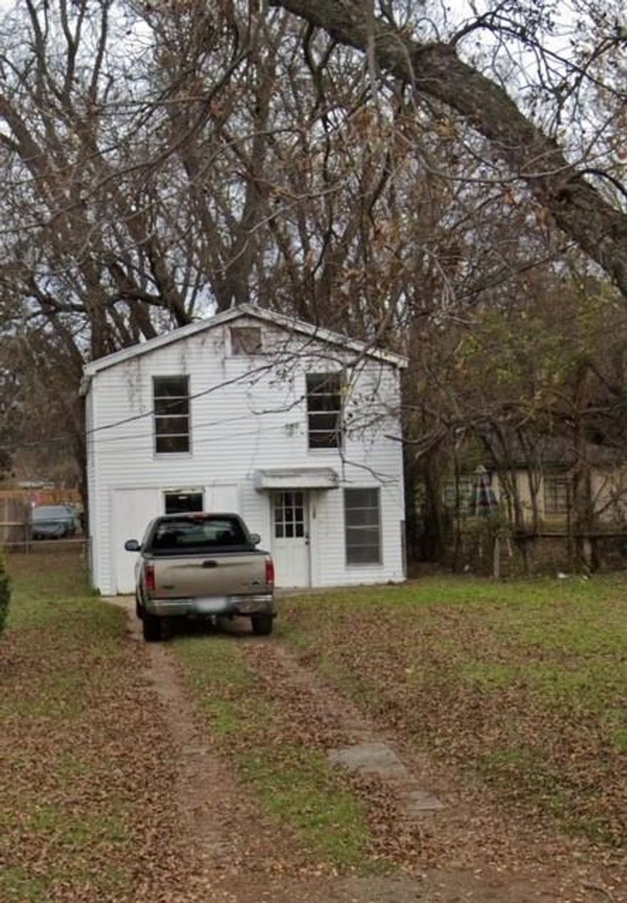 This property has so much potential!  Needs some work before it can be occupied.
Located near casinos, entertainment and East Bank area.  

This is a package deal.  Sold with 125 Thompson, 225 Thompson, 225 and a half Thompson.  Please see MLS numbers:  21252444, 21252503, 21252512.  Will not be sold separately.