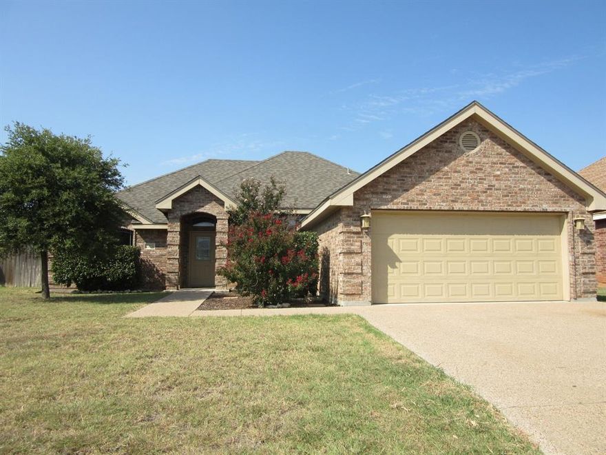 Beautiful 3 bedroom, 2 bath home in Heritage Parks! Granite tile countertops in the kitchen with a formal dining area off the living room. Close to many shopping areas and restaurants. Owner approval on pets.
Requires tenant enrollment to the Tenant Benefit Package through Gerard Real Estate. Ask us for details. $40.00 a month.