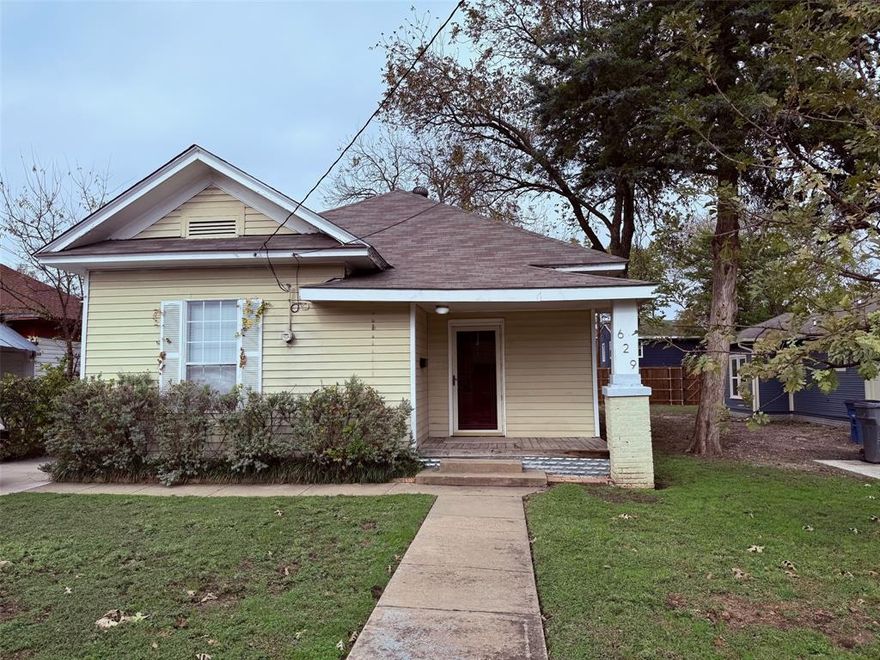 3 Bed room 1 Bath Bishop Arts Home. New Paint and Carpet. Stainless appliances.