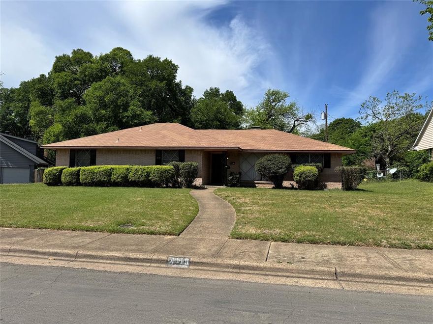 Make It Yours — A Home Full of Possibility!

Welcome to 4115 Shoreline Dr, a charming single-family home in Dallas offering the perfect opportunity to create a space that is truly your own. With 3 bedrooms, 2 bathrooms, and 1,836 sq ft of living space on a spacious lot, there is plenty of room for you to grow, gather, and make lasting memories.
Built in 1964, this single-story home has a wonderful and welcoming layout just waiting for your personal touch. A little fresh paint, updated finishes, and your own style choices are all it takes to turn this house into the home you've always imagined. The generous lot offers great outdoor potential. Whether you envision a backyard garden, a place to play, or a cozy space to entertain, this one is ready for its recreation.
If you've been searching for a home where you can truly put your own stamp on every room, this is it. Come see the possibilities and picture the life you could build here.
Schedule your showing today and let your imagination do the rest!