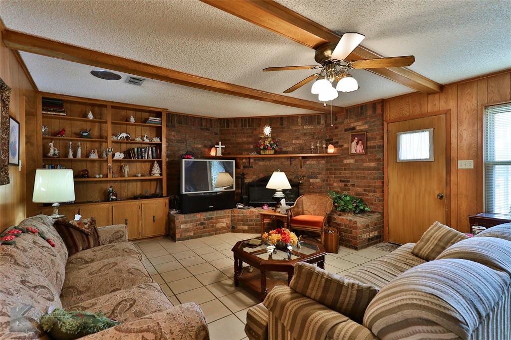 Photo 6 of 34 of 1742 Castle Drive house