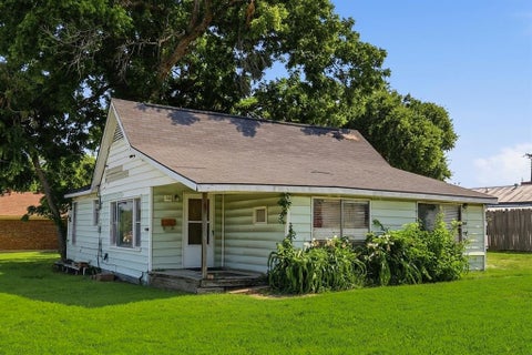 Photo of 218 W Worth Street, Grapevine, TX 76051 (MLS # 21287999)