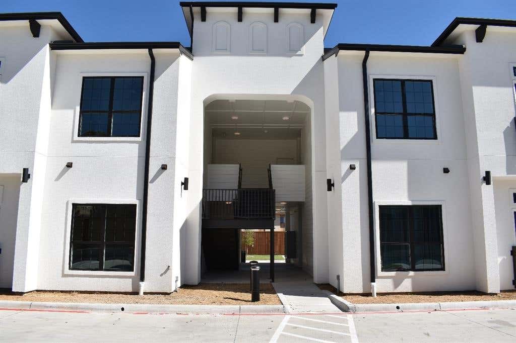 Photo of 1514 E 15th Street #21, Plano, TX 75074 (MLS # 21339174)