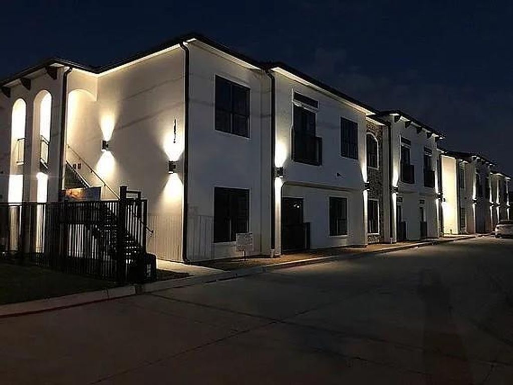 Photo of 1514 E 15th Street #21, Plano, TX 75074 (MLS # 21339174)