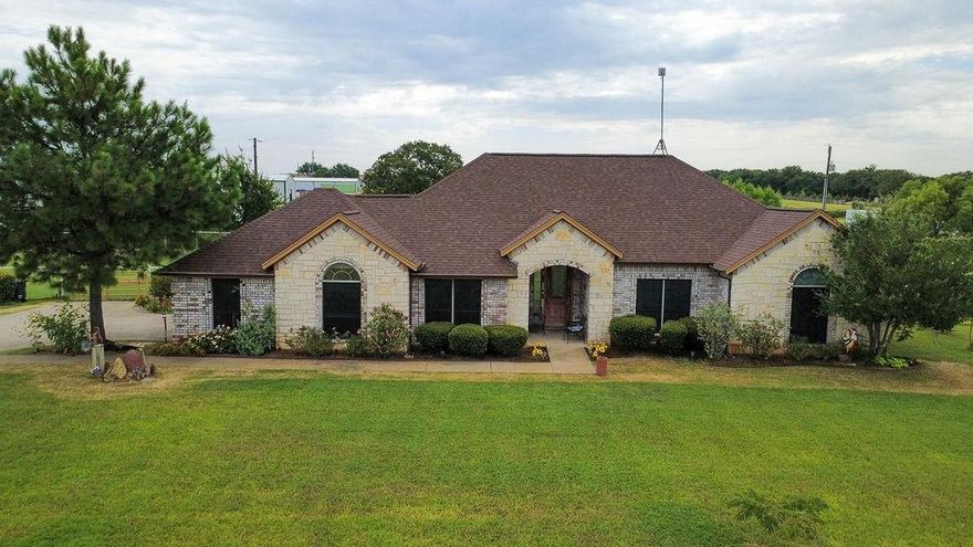 INCREDIBLE LOCATION !! ACCESS TO INTERSTATE 20 IN SECONDS !! AWESOME HOME with 1 ACRE in BROCK ISD !! PRICED TO MOVE FAST !! 
This property offers the perfect blend of country living and convenience with easy access to I 20. Offering both tranquility and practically in one package !! SUPER CLEAN RANCH STYLE with great back porch and handy shop !!! Excellent Fencing Super Sturdy AND WELL BUILT !!  DOG PROOF WITH KENNELS!!!  REMODELED MASTER BATH with BIG CLOSET !! LOTS OF PARKING AND STORAGE AREA.