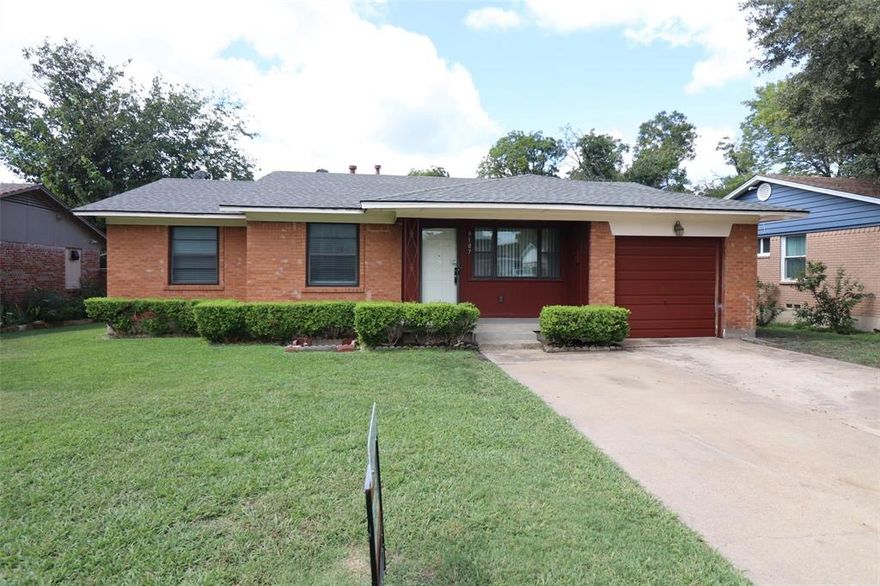 Great three-bedroom home in the Cloverdale subdivision of Dallas. Well-manicured lawn. Beautiful hardwood floors throughout. Open kitchen with eat-in dining area. Nice-sized bedrooms. Large backyard.