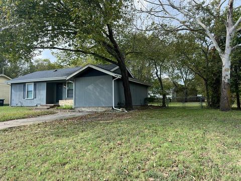 Tiny photo for 3302 Texas Street, Greenville, TX 75401 (MLS # 21099830)