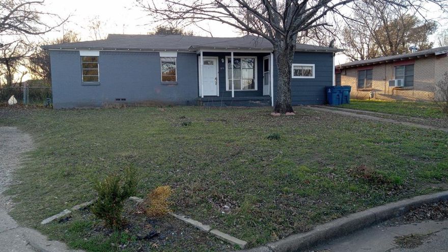 Welcome to 125 CROCKETT DR.  This 3-bedroom, 1-bath property is in the Hutchins Heights Subdivision.  The subject is surrounded by new construction, and in fair condition with ample yard space.  This property has unlimited potential – send this to your client immediately.  Don’t walk, run, make an appointment to see this property.