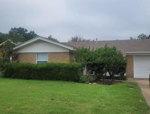 Photo of 2018 S Center Street, Arlington, TX 76010 (MLS # 21275214)