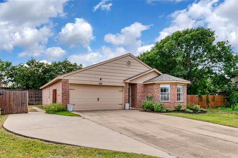 929 Comiskey Court Saginaw TX 76179