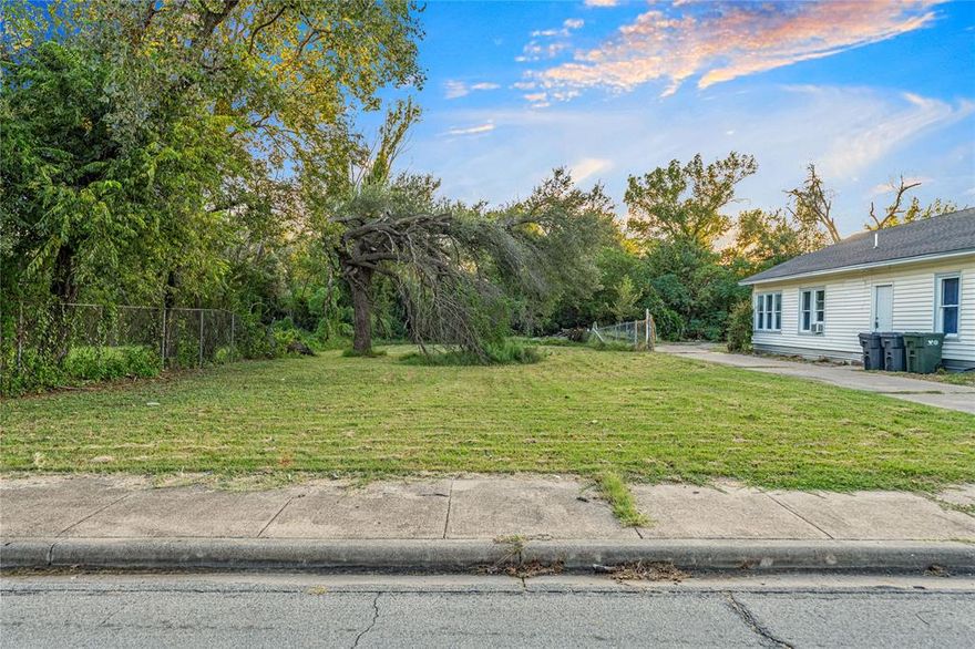 Vacant East Waco lot ready for your creative vision! Builders, come grab this lot!

Available individually or as a package with the home at 504 Lottie.