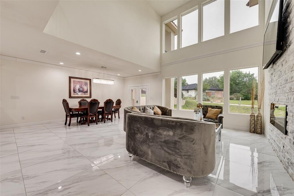 7725 Lakeview Circle