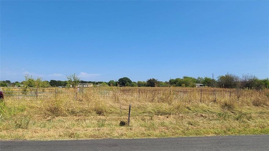 Great opportunity to own a beautiful piece of land in Quinlan! Under 5 minutes from LakeTawakoni! Mobile home frame to convey, it needs to be rehabbed to make it livable or build your dream house. Property also features a nicely built storage that was used as a workshop and small pond. Septic tank on site already. The possibilities to make this your new home or relaxing and fun weekend getaway property are endless, there's plenty of space to even build your pickleball, basketball, soccer, football courts. Come check it out!