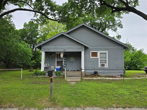Photo of 811 Mill Street, Gainesville, TX 76240 (MLS # 21245868)