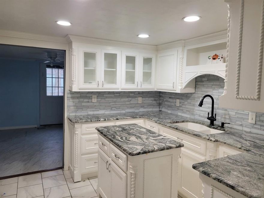 Charming home on a corner lot, conveniently located near all the activities in Gainesville, Texas. This spacious, updated property features a beautiful kitchen and is definitely worth a look today.
All offers and counter offers must be entered on propoffers.com by the buyer's agent directly. Buyer's agent is to pay a $200.00 technology fee at closing of any accepted offer.All information should be verified by the buyer.