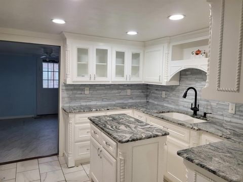 Photo of 924 N Clements Street, Gainesville, TX 76240 (MLS # 21174933)