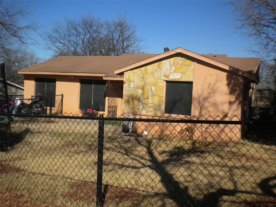 ONE OF THE LARGEST PROPERTIES IN THE SUBDIVISION. 4 BR 1 AND HALF BATH 2 LIV AND 2 DIN. MASTER WITH HALF BATH ADDED, MAKING THIS PROPERTY OVER 2000 SQ FT. OPEN FLR PLAN WITH NEWER KITHCEN. LRG LIV AND DEN AREAS. OWNER MADE PLAYRM FROM 3 BR, ADDING DOOR LEADING TO PATIO AND LRG BACK YARD. SLAB TO ADD STORAGE BLD IN BACK. OUTDOOR STORAGE UNDERNEATH MASTERBR. HOUSE REWIRED IN LAST 7 YRS AND AC REPLACE IN LAST 4.TONS OF POTENTIAL WITH A LITTLE TLC. LESS THAN 10 MINS AWAY FROM I20, I45, AND I35. 
MORE PICS TO COME.