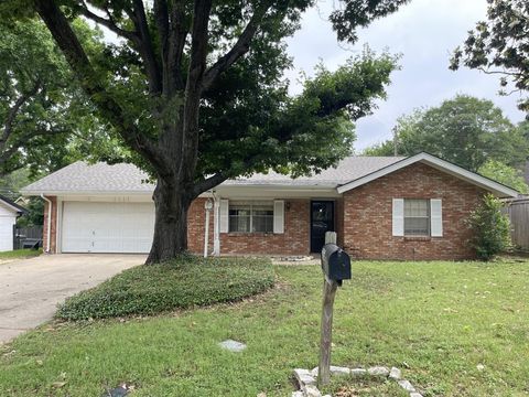 Photo of 705 White Oak Lane, Arlington, TX 76012 (MLS # 21253538)