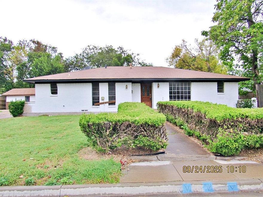 BACK ON THE MARKET!!! Investor opportunity: 2 lots (R091000302601 and R091000302701)  one house with a guest house (one bedroom, living, kitchen). This property is ready for remodeling, kitchen, living and dining area is all open already. Original garage has been enclosed and can be built as an extra living or playroom or garage. As per tax record, Guest house has 719sf. There is no kitchen or bathrooms, just plumbing available. Square footage is based on tax records.
Property to be sold in its present as-is condition. Seller will not provide a survey, property condition inspection, homeowner warranty. Seller is unaware of the condition of the Property. Seller makes no warranties, expressed or implied, as to the condition of the Property or the presence of any hazardous substances.
Seller's Disclosure:
Seller has NO KNOWLEDGE of lead-based paint or lead-based paint hazards in the housing.
Seller has NO REPORTS OR RECORDS pertaining to lead-based paint and or lead-based paint hazards in the housing.
DO NOT SEND OFFERS BY EMAIL!!!!! All offers for this property must be submitted online. Call for details.