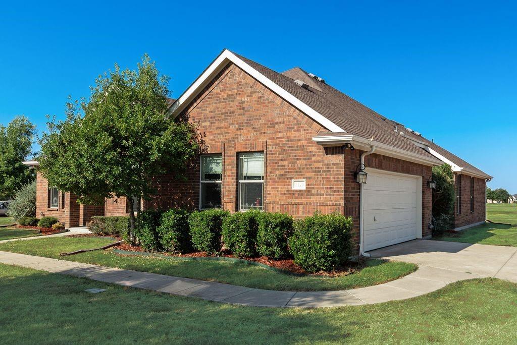 2121 N Mockingbird Lane