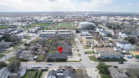 Photo of 2801 Wayside Avenue, Fort Worth, TX 76110 (MLS # 21198031)