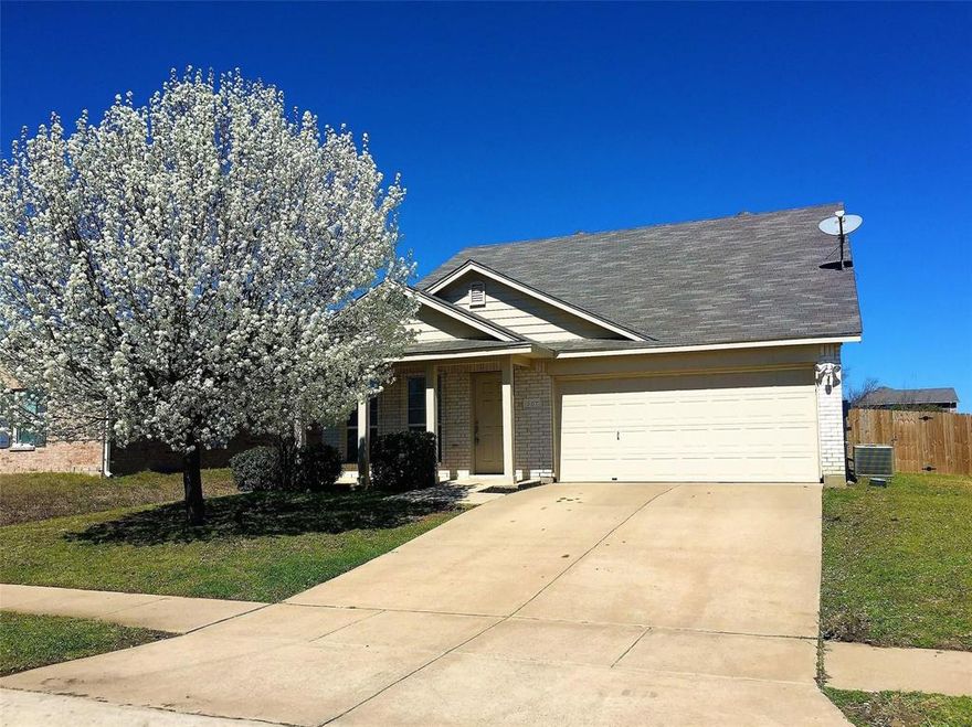 Your Precious New Home awaits its new people! Whata convenient location, nicely positioned in the highly sought-after Quail Run Park Neighborhood East of Hwy I-35 off Cowling Road Sanger, TX, Denton County Texas; providing almost immediate access to jump on Hwy I-35 or FM 455. This very well kept 3-bedroom 2-bath Happy Home offers Split Bedrooms, Primary Bedroom Downstairs with a HUGE walk-in closet; 2 Bedrooms, 1 Bath and huge Bonus Room upstairs!  Bright Open Concept with No Carpet all-Tile flooring downstairs, a half-bath off the large Livingroom, convenient for hosting guests. Plenty of room for all to Enjoy, topped-off with a large back porch, lawn-tool-shed out back & Covered Front Porch to Relax and Enjoy the Outdoors. Very conveniently located near ALL THE COOL STUFF Sanger and Denton Texas have to offer such as Neighborhood Parks, Schools, Library, Lake Ray Roberts, Ile deBua Beach, Farmers Market, Stadium & Athletic Complex, UNT & TWU Universities and a plethora of Restaurants & Entertainment Establishments. 
Landlord will waive up to 2 weeks Rent with Quick Move-in; ready for immediate Move-in! **We look for 2-to-3-times the rent as income, 600+ credit score, and substantially clean background check required**