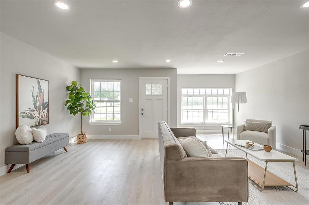 400 NW Jayellen Avenue