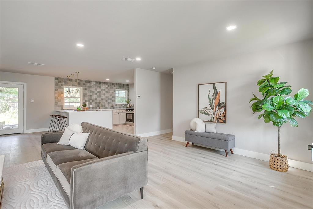 400 NW Jayellen Avenue